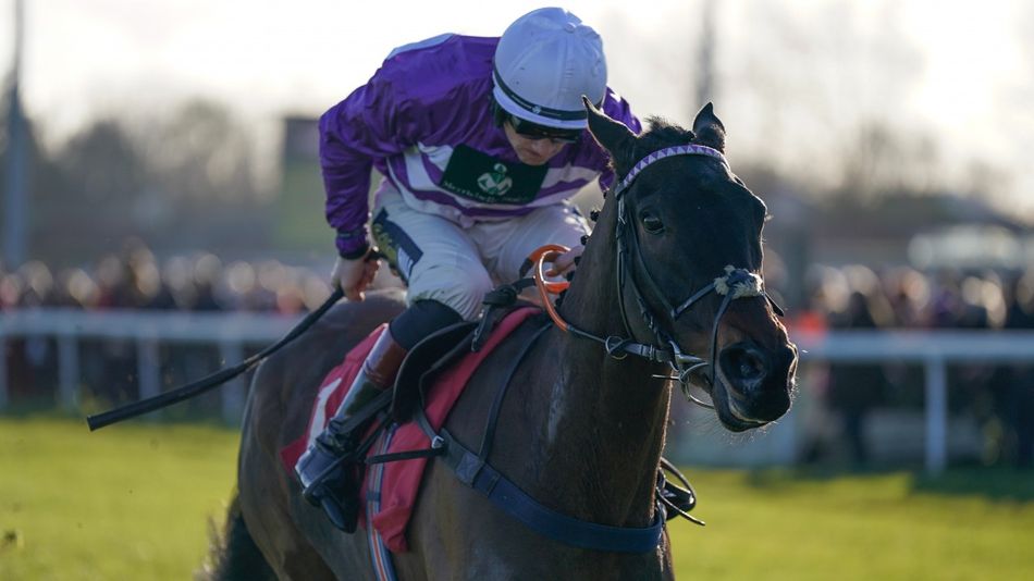 4.00 Newcastle: Can a first-time hood make the difference for a well-handicapped candidate in Newcastle feature?