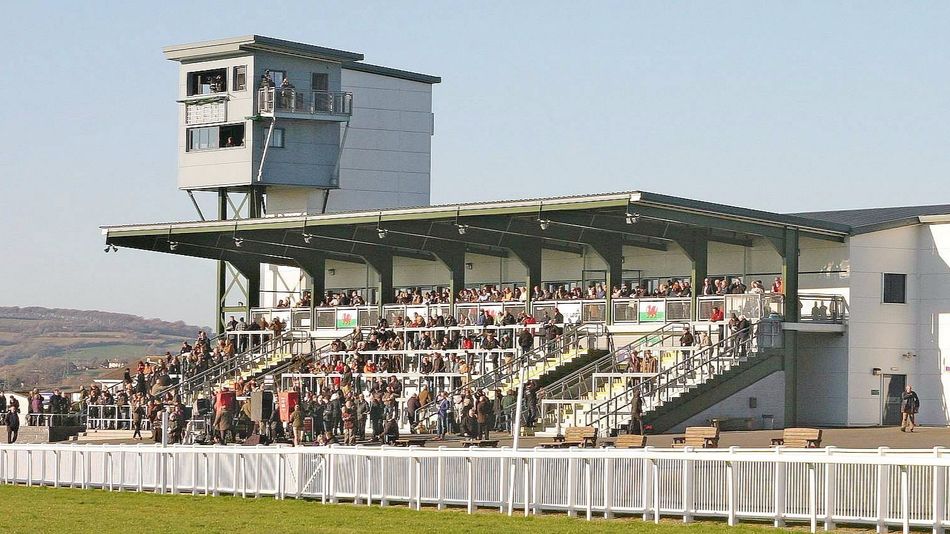 Damage to stalls at Ffos Las leads to all but one race being started by ...